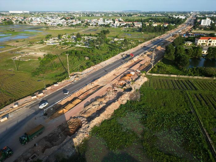 Ngày 28/8/2024, Phó Chủ tịch UBND tỉnh Mai Xuân Liêm ký văn bản số 12605/UBND-CN, điều chỉnh tăng thêm 139,5 tỷ đồng, nâng tổng mức đầu tư toàn dự án lên gần 1.500 tỷ đồng. Ảnh: Đình Minh