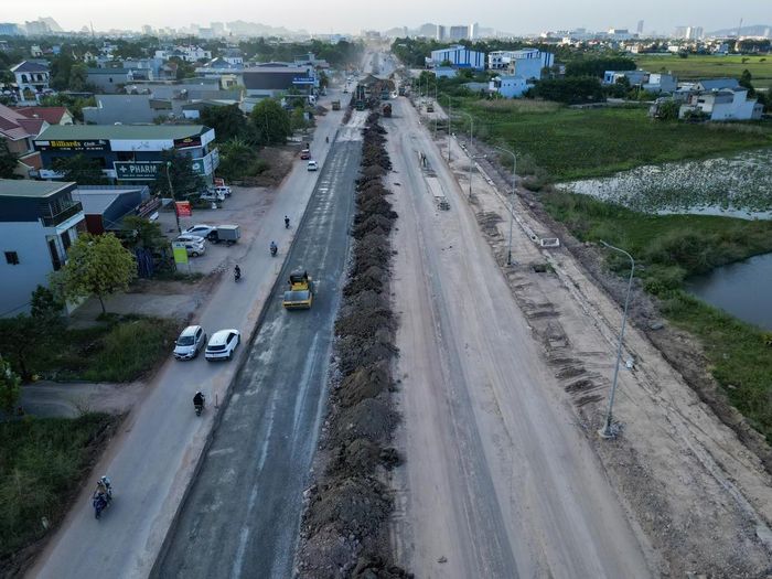 Tháng 9/2025, đoạn tuyến dài hơn 9,3km bắt đầu được khởi công với quy mô mặt đường rộng 24m, dải phân cách giữa 5m, vỉa hè hai bên rộng 15... Ảnh: Đình Minh