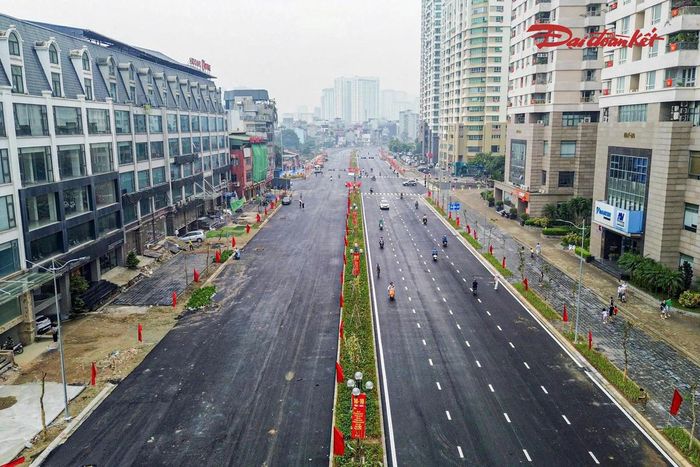 Tuyến đường có mặt cắt rộng, dải phân cách giữa được bố trí cây xanh, hoa cảnh, cùng hệ thống chiếu sáng được lắp đặt đồng bộ.