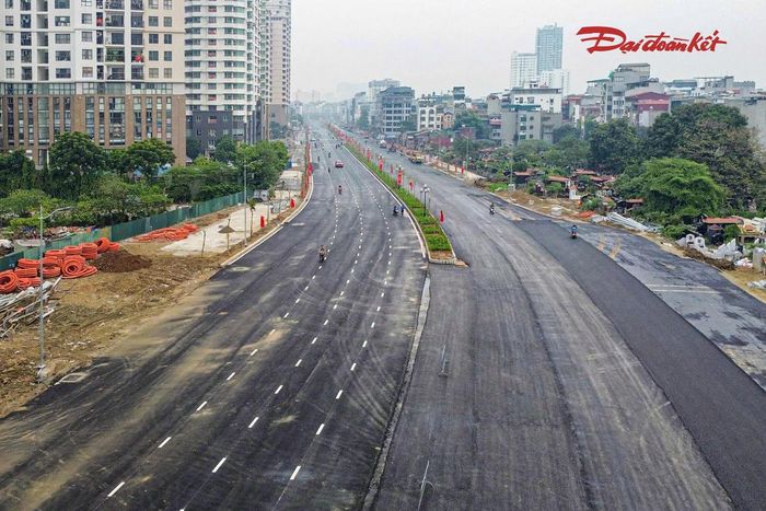 Tại đoạn Cầu Giấy - Dương Đình Nghệ, diện mạo tuyến đường cũng có nhiều thay đổi. Mặt đường đã được thảm nhựa, vạch kẻ đường và biển báo chỉ dẫn cơ bản hoàn thiện. Dải phân cách giữa được bố trí cây xanh, hoa cảnh, kết hợp hệ thống chiếu sáng.