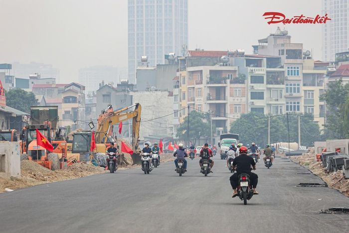 Theo ghi nhận của PV Báo Đại Đoàn Kết, tại khu vực Đầm Hồng - Thượng Đình, diện mạo đường Vành đai 2,5 đã có nhiều thay đổi sau thời gian thi công. Một phần mặt đường được thảm nhựa, tạo điều kiện cho phương tiện lưu thông qua khu vực.
