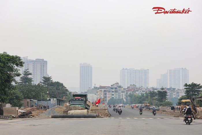Tuy nhiên, trên tuyến vẫn còn một số phần việc cần tiếp tục triển khai. Các nhà thầu đang huy động nhân lực, máy móc để thi công những hạng mục còn lại, trong đó có lát đá vỉa hè và lắp đặt biển báo giao thông, hướng tới hoàn thiện đồng bộ tuyến đường.