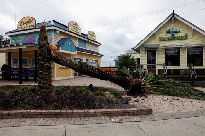 Một khu vực bị ngập lụt sau cơn bão Isaias ở Destin, bang Florida (Mỹ) ngày 10/10. Ảnh: Reuters.