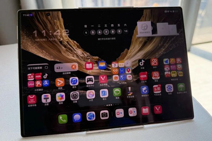 Mate XT 2 là chiếc điện thoại đầu tiên của Huawei sử dụng hai bản lề, cho phép gập vào trong theo hình chữ U. Ảnh: SCMP.