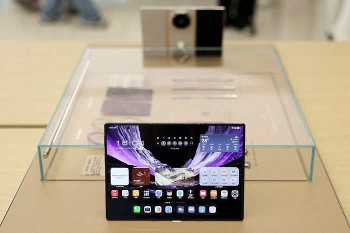 Các mẫu điện thoại gập của Trung Quốc sẽ cạnh tranh với iPhone Duo của Apple. Trong ảnh là hai mẫu điện thoại gập của Huawei. Ảnh: Reuters, Zuma Press.