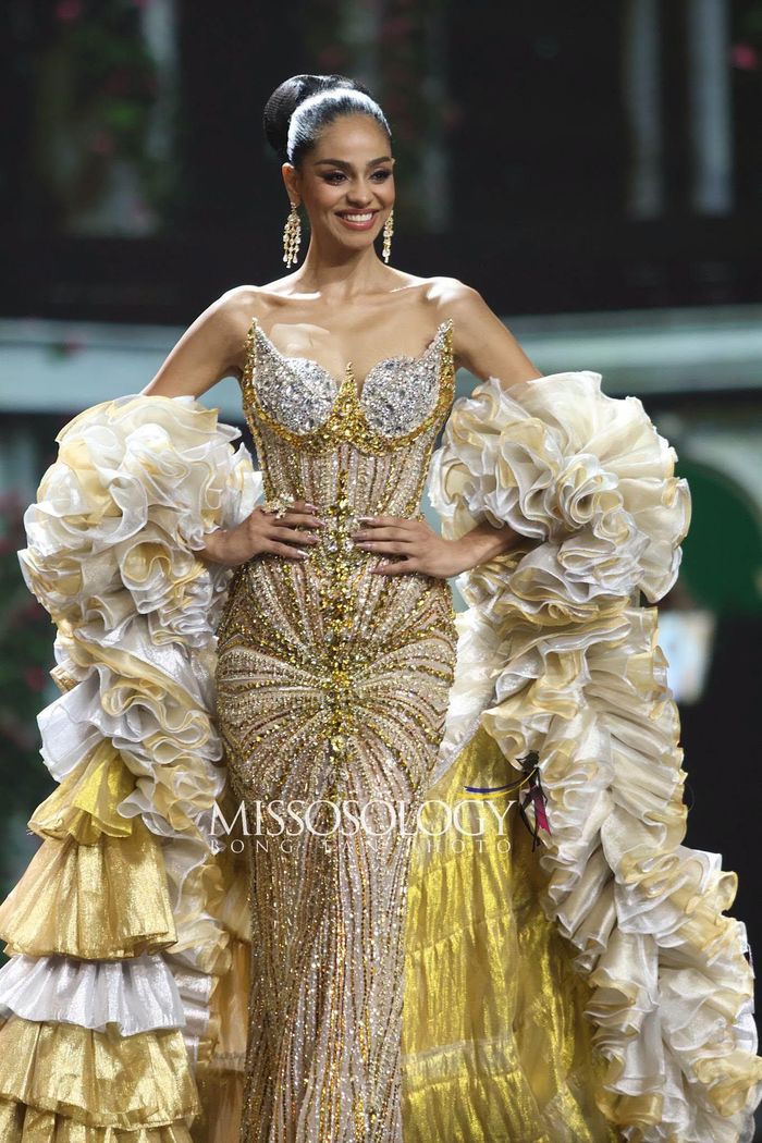 Miss Grand International 2026 khép lại với chiến thắng thuộc về đại diện Tanzania - Jihan Dimack. Kết quả này không nằm ngoài dự đoán của nhiều chuyên trang sắc đẹp. Jihan Dimack dẫn đầu cả hai bảng dự đoán chung cuộc của Missosology và Sash Factor trước đêm thi quyết định. Jihan Dimack, 30 tuổi, mang hai dòng máu Tanzania - Liban. Bên cạnh vương miện, cô nhận giải thưởng trị giá 40.000 USD và chiến thắng ở hạng mục Hoa hậu được yêu thích nhất. Cô cũng đi vào lịch sử khi trở thành đại diện châu Phi đầu tiên giành chiến thắng tại cuộc thi. Ảnh: Missosology. 