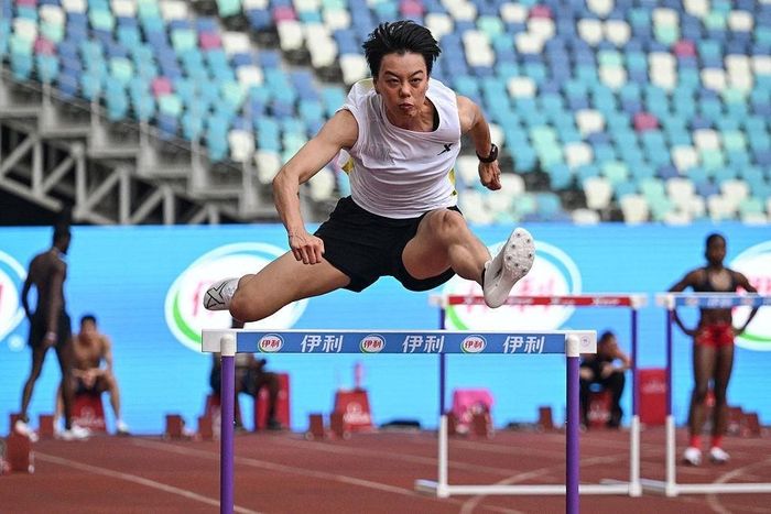 Các cầu thủ U16 Trung Quốc thi đấu với U16 Tajikistan tại Giải bóng đá trẻ quốc tế ở Hohhot (Nội Mông, Trung Quốc) ngày 13/5/2026 (ảnh trên) và các vận động viên trẻ tập luyện tại Đại học Thể thao Bắc Kinh, Trung Quốc, ngày 29/8/2025. Ảnh: Tân Hoa Xã.