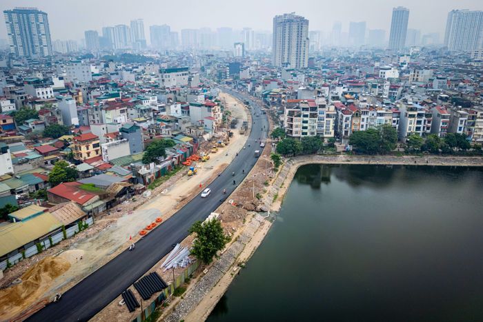  Sở Xây dựng Hà Nội cho biết các đoạn tuyến được thông xe dài gần 20 km, gồm: tuyến đường số 5 vào Khu đô thị mới Tây Hồ Tây; Cầu Giấy - Dịch Vọng - Dương Đình Nghệ; Vũ Phạm Hàm - Trần Duy Hưng; Ngụy Như Kon Tum - Nguyễn Trãi - Đầm Hồng. Hình ảnh một đoạn tuyến Vành đai 2,5 Đầm Hồng - Nguyễn Trãi sáng 10/10. 