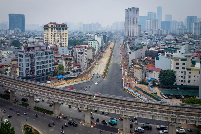  Vành đai 2,5 đoạn Cầu Giấy - Dương Đình Nghệ dài 1,13 km, mặt cắt ngang 50 m đã hoàn thành hơn 80% khối lượng thi công, nhiều hạng mục được hoàn thiện. Tuyến đường đi qua metro Nhổn - ga Hà Nội. 