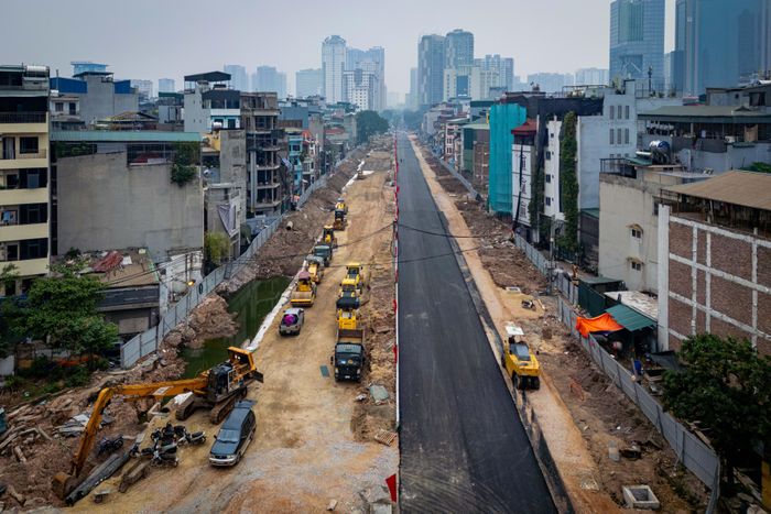  Gần 6 tháng kể từ khi khởi công, nhà thầu đang đẩy nhanh tiến độ, nhiều hạng mục được triển khai đồng thời với sự hỗ trợ máy móc và nhân lực. Trước đó, dự án chậm tiến độ nhiều năm do vướng mắc giải phóng mặt bằng. 