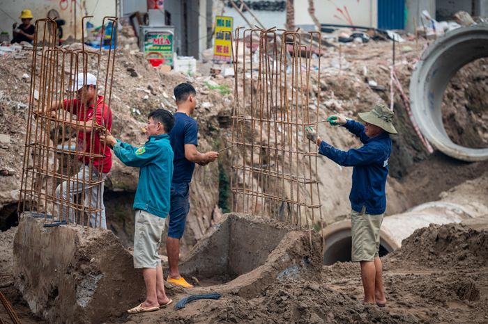  Ngoài các hạng mục phục vụ thông xe kỹ thuật, hệ thống thoát nước, điện chiếu sáng và hạ tầng kỹ thuật cũng được đơn vị thi công nhanh chóng triển khai song song. 