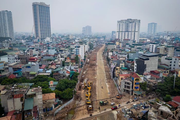  Tại đoạn Nguyễn Trãi - Nguỵ Như Kon Tum dài khoảng 0,95 km, mặt bằng đường cơ bản hoàn thiện, đơn vị thi công chuẩn bị rải thảm bê tông nhựa. 