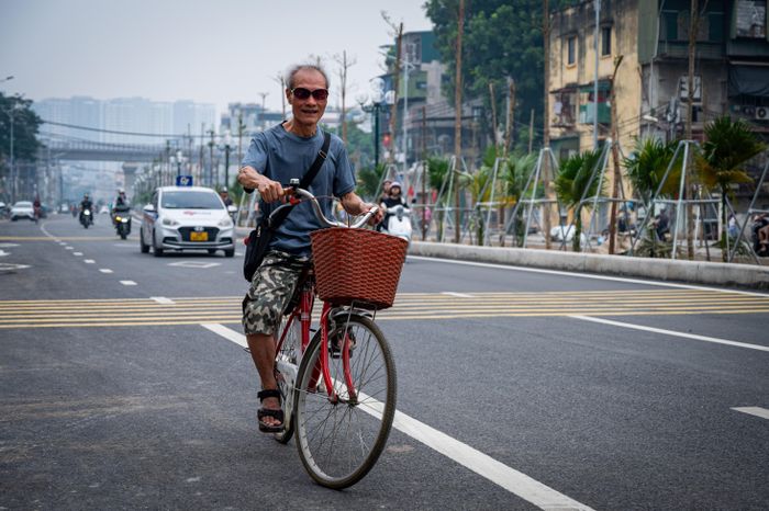  Ông Bùi Hữu Khuôn (78 tuổi, phường Khương Đình) là một trong những hộ dân đã bàn giao đất cho dự án đường Vành đai 2,5 đoạn Nguyễn Trãi - Đầm Hồng. Sáng 10/10, nhân dịp đường Vành đai 2,5 tổ chức thông xe kỹ thuật, ông đạp xe quay lại thăm nơi ở cũ gắn bó với gia đình hàng chục năm. Theo ông Khuôn, đoạn từ phố Thượng Đình ra Đầm Hồng trước đây rất khó đi, phải di chuyển lòng vòng qua các ngõ nhỏ. “Nay điểm này đã được khơi thông. Sáng nay, lần đầu tiên tôi đạp xe ra tận Đầm Hồng. Tôi rất phấn khởi vì điểm nghẽn giao thông đã được giải quyết”, ông nói. 