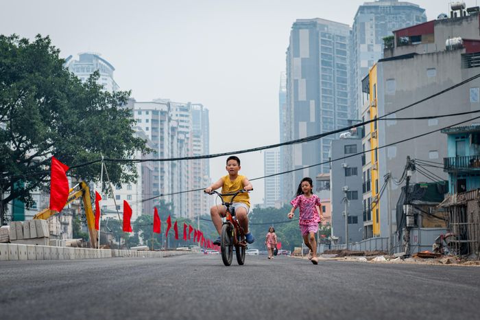  Người dân sinh sống lân cận đoạn Vũ Phạm Hàm - Trần Duy Hưng bắt đầu di chuyển trên một nửa phần đường được thảm nhựa. 