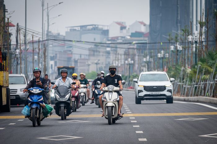  Ghi nhận trong ngày đầu thông xe kỹ thuật, nhiều phương tiện bắt đầu lưu thông qua đường Vành đai 2,5 đoạn Đầm Hồng - Nguyễn Trãi. Tuyến đường có chiều dài khoảng 1,55 km, mặt cắt ngang 40 m. 
