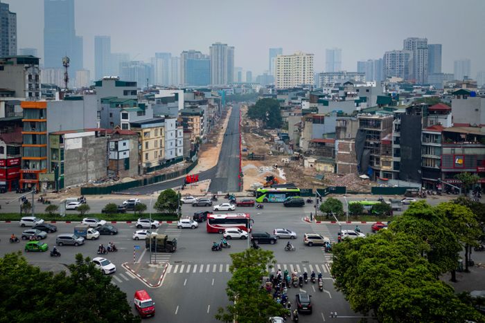  Đoạn Vành đai 2,5 nối Vũ Phạm Hàm với Trần Duy Hưng dài khoảng 600 m. Theo ghi nhận ngày 10/10, một làn đường đã được trải nhựa, làn còn lại tiếp tục thi công. 