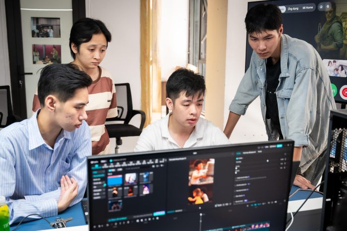 Anh Vũ Duy Hưng (áo trắng) cho biết một cảnh phim AI vài giây có thể tốn nhiều thời gian hơn người ngoài hình dung. Ảnh: Đinh Hà.