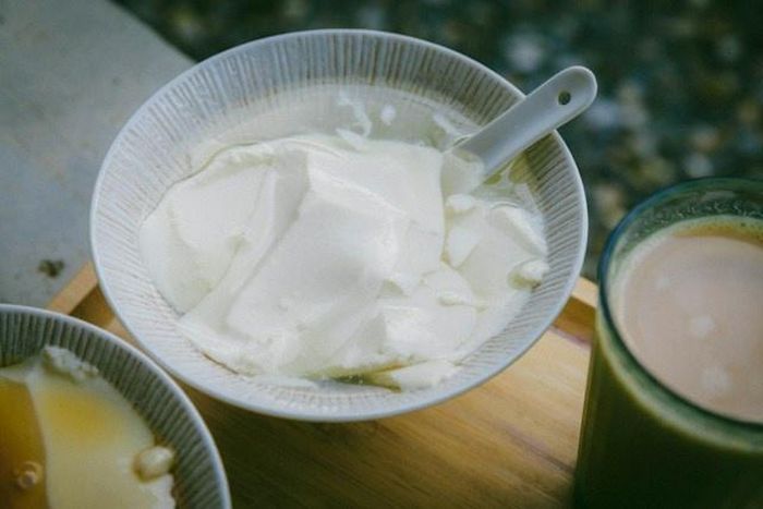  Sữa chua Hy Lạp được bác sĩ khen ngợi là món ăn vặt giàu protein, ít carbohydrate và natri. Ảnh: Unsplash. 