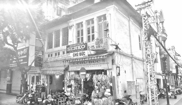  Số 654 (phải) và 656 (trái) đường Nguyễn Trãi, đối diện chợ Xã Tây. Gọi là chợ Xã Tây vì chợ gần khu hành chánh dưới thời Pháp thuộc, gồm Dinh Tham biện tỉnh Chợ Lớn, Tòa Thị sảnh thành phố Chợ Lớn. 