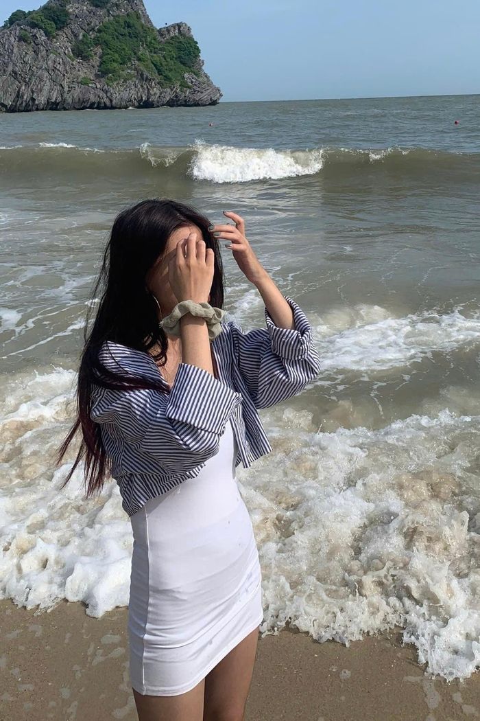 Không muốn chen lấn săn sale, Thuý Vi trả tiền người khác xếp hàng. Ảnh: NVCC.