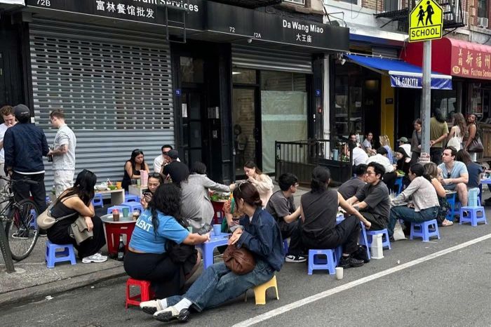  Khách xếp hàng bên ngoài nhà hàng Mắm, ngồi trên bàn ghế nhựa mang từ Việt Nam sang. Ảnh: The Financial Times. 