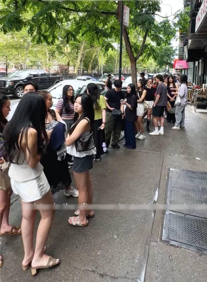 Không gian đậm chất Việt Nam tại nhà hàng Phê (ảnh trái) khiến thực khách kéo đến, xếp hàng dài chờ vào ăn (ảnh phải). Ảnh: Alcira Barr, Alice Wang.