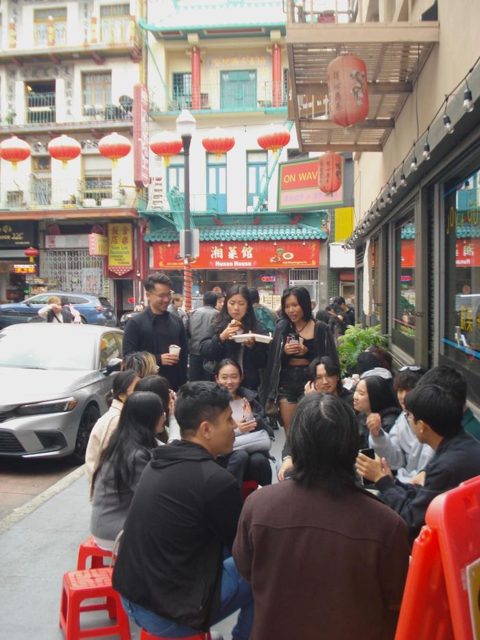 Khách xếp hàng chờ thưởng thức cà phê Việt ở Nâu Coffee tại New York. Ảnh: @nau_coffee.