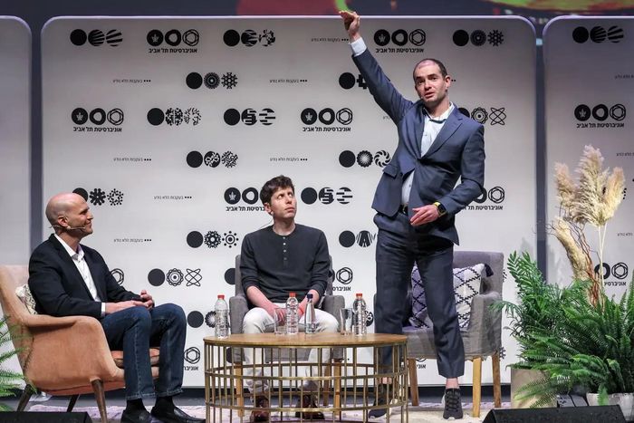  OpenAI CEO Sam Altman (giữa) nhìn lên nhà đồng sáng lập Ilya Sutskever trong một sự kiện tại Đại học Tel Aviv năm 2023. Ảnh: Business Insider. 