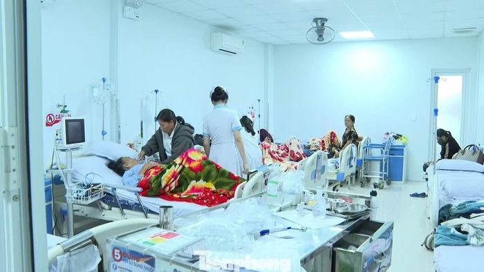  Các bệnh nhân nghi ngộ độc thực phẩm đang điều trị tại Bệnh viện Đa khoa tư nhân Phúc Hưng. Ảnh: Tiền Phong. 