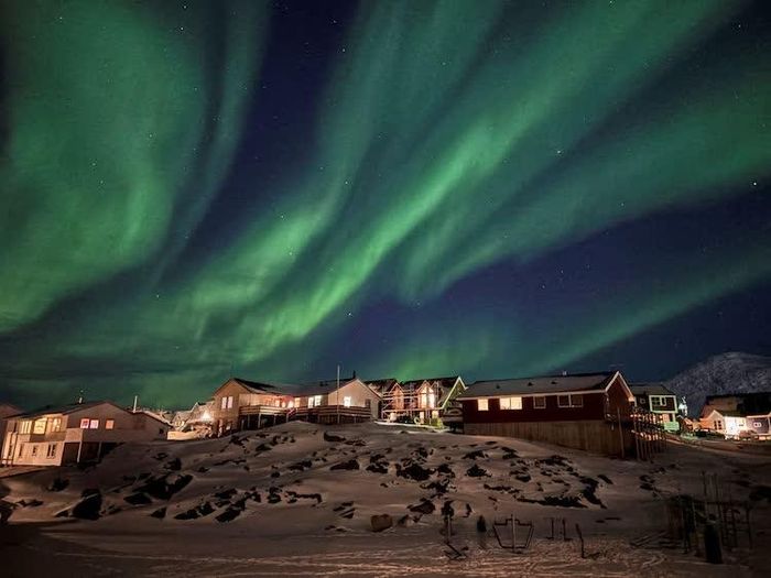  Hiện tượng cực quang, hay còn gọi là ánh sáng phương Bắc, chiếu sáng bầu trời phía trên Greenland. Ảnh: Reuters. 