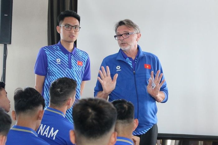 HLV Troussier theo đuổi triết lý phát triển bóng đá trẻ.