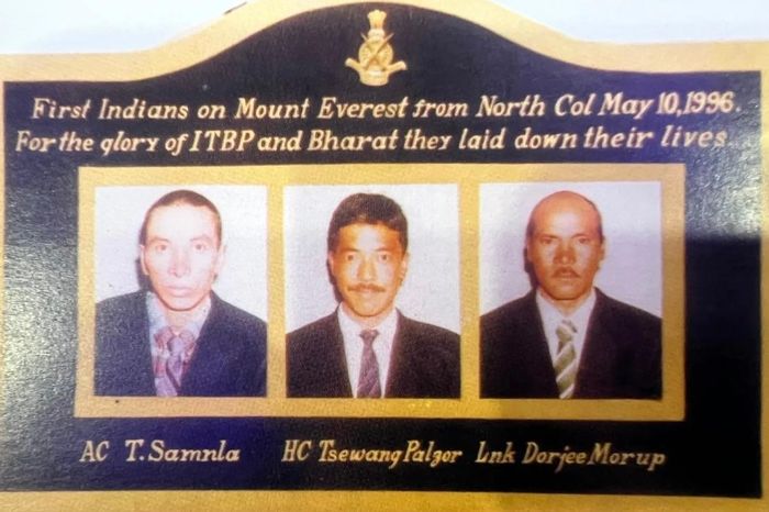 Các thành viên của Cảnh sát Biên giới Ấn Độ vào Tây Tạng Chuyến thám hiểm Everest năm 1996 bên cạnh đài tưởng niệm (ảnh 1) là Dorje Morup, Tsewang Paljor và Tsewang Smanla, những người đã chết trong một cơn bão trên đỉnh Everest. Ảnh: Harbhajan Singh. 