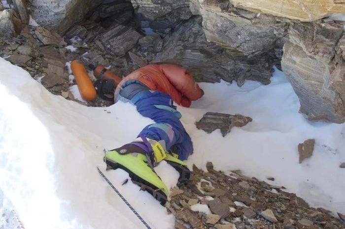  Thi thể của Lance Naik Dorje Morup của Cảnh sát Biên giới Ấn Độ-Tây Tạng vẫn nằm trên đỉnh Everest kể từ khi ông qua đời trong một cơn bão ngày 11/5/1996. Ảnh: Maxwelljo40/Creative Commons. 