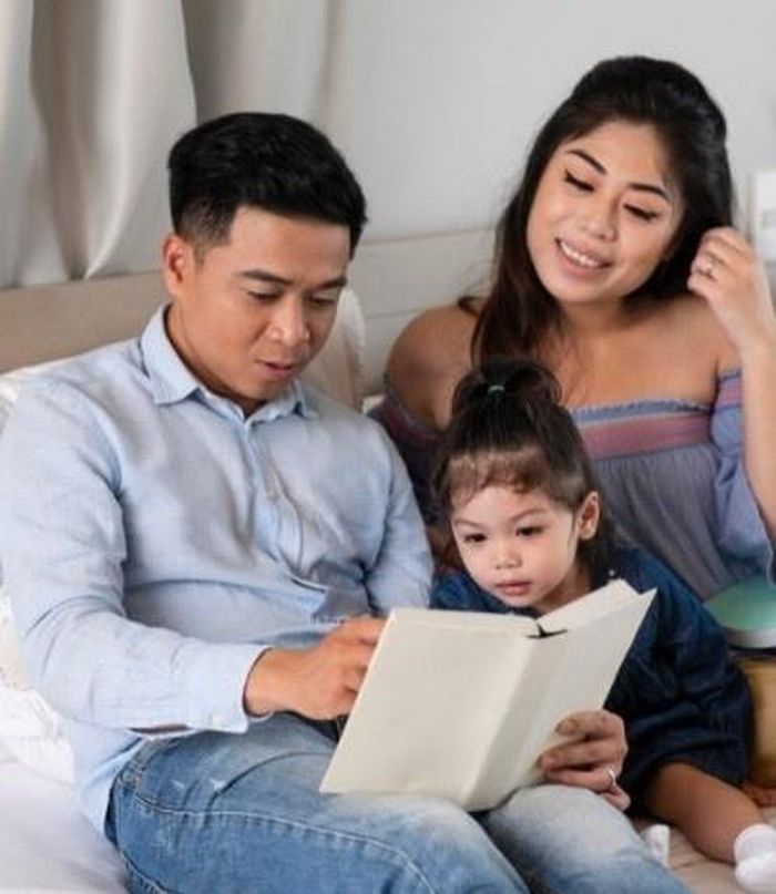  Đọc sách có thể trở thành một trong những hoạt động thay thế quan trọng cha mẹ có thể làm cùng trẻ. Ảnh: Magnific. 
