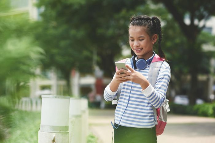  Phụ huynh không nên chỉ nhìn vào số giờ trẻ sử dụng điện thoại để đánh giá tình trạng. Ảnh: Magnific. 