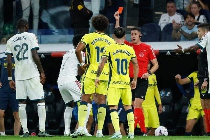  Vinicius nhận thẻ đỏ trong trận đấu với Villarreal. Ảnh: X. 