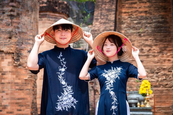  Du khách Hàn mặc áo dài, tham quan tại Nha Trang, tháng 9. Ảnh: Việt Hà. 