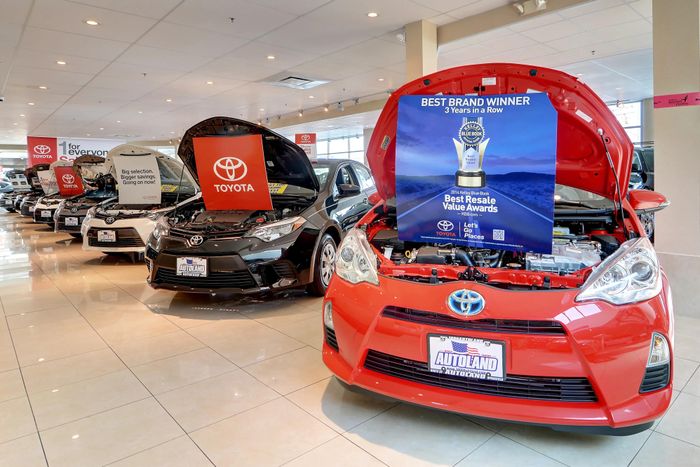  Ở nhóm xe du lịch phổ thông, Toyota giữ vị trí dẫn đầu năm thứ 5 liên tiếp với tỷ lệ 64,8%. Toyota cũng giành lại vị trí số một trong phân khúc SUV phổ thông với tỷ lệ 63,8%. 