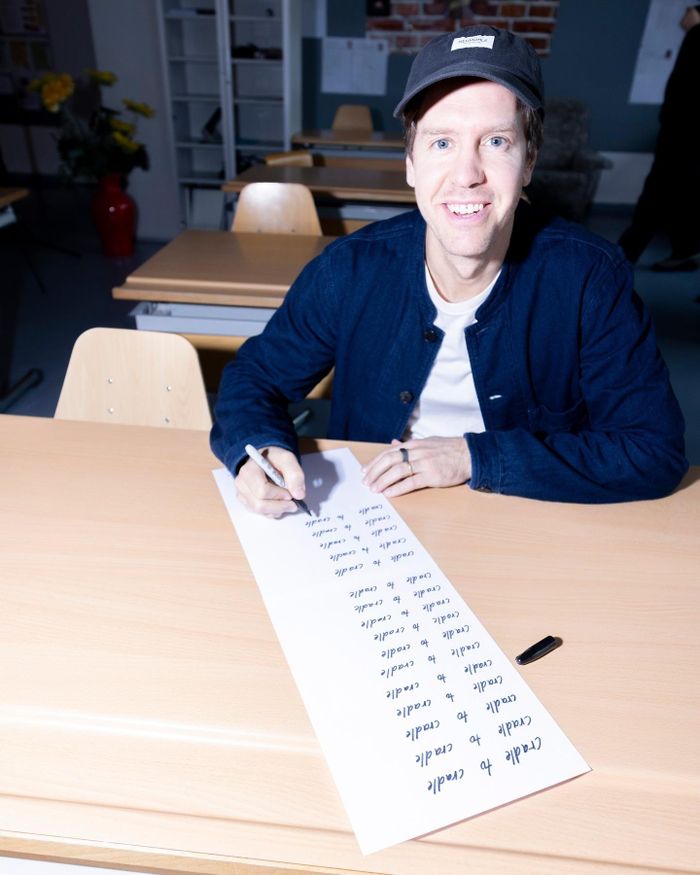 Cựu tay đua tin rằng việc viết bằng bút giúp thông tin được ghi nhớ sâu hơn. Ảnh: @sebastianvettel.