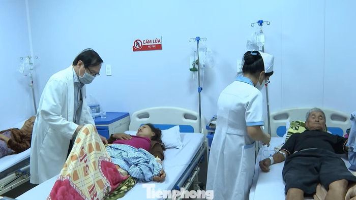  Các bệnh nhân nghi ngộ độc thực phẩm đang điều trị tại Bệnh viện Đa khoa tư nhân Phúc Hưng. 