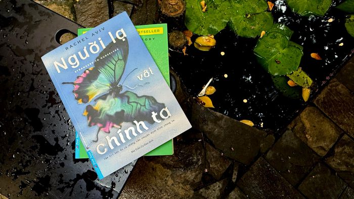  Sách Người lạ với chính ta của Rachel Aviv