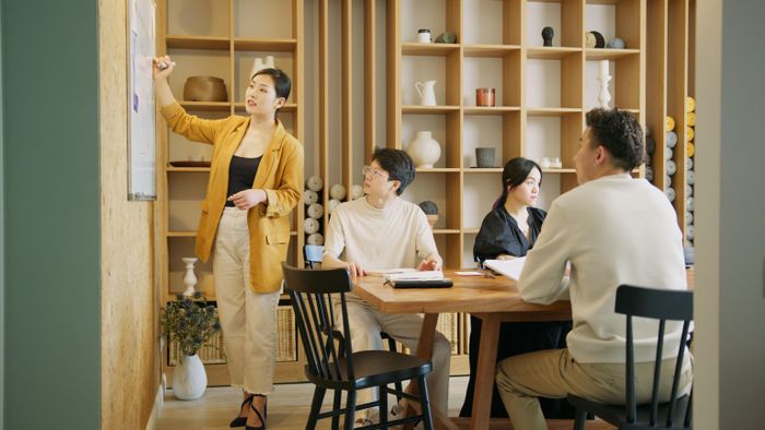  Nhân sự ngày nay không chỉ cần làm tốt mà còn phải biết chọn đúng việc để tạo ra giá trị và khiến đóng góp của mình được nhìn thấy. Ảnh: Artem Podrez/Pexels. 