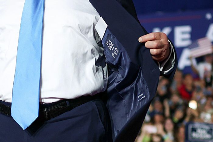  Nhãn hiệu Jos. A. Bank trên lớp lót áo khoác của ông Trump gây chú ý. Ảnh: Win McName. 