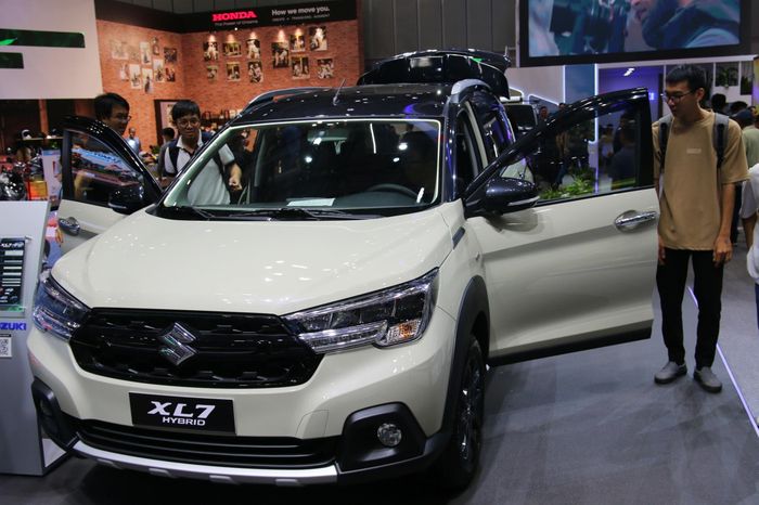  Suzuki XL7 Hybrid là cái tên cuối cùng của danh sách xe lai xăng-điện bán được trên 100 xe trong tháng 9. Mẫu MPV cỡ nhỏ ghi nhận lượng tiêu thụ 113 xe. Suzuki XL7 Hybrid hiện có giá xấp xỉ 600 triệu đồng. Ảnh: Phúc Hậu. 