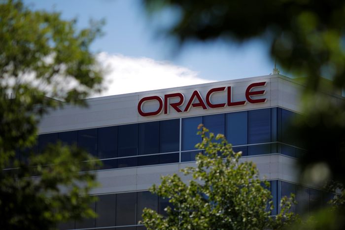 Oracle cũng đang thúc đẩy hoàn tất thương vụ mua chip AI ngay trong năm nay. Ảnh: Reuters.