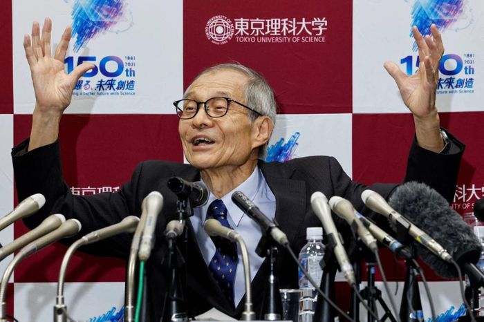  Nhà khoa học Nhật Bản Kenso Soai, người đồng đoạt giải Nobel Hóa học năm 2026, trong một cuộc họp báo ở Tokyo vào tối 7/10. Ảnh: Reuters. 