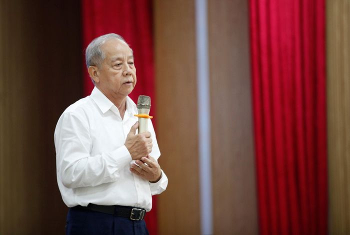 Tại phần chia sẻ truyền cảm hứng, ông Phan Ngọc Thọ trao đổi với học sinh về lịch sử phát triển đô thị Huế. Ông nhấn mạnh "giấc mơ Huế" hướng tới một đô thị phát triển bền vững dựa trên nền tảng tri thức và bảo tồn văn hóa. Người trẻ cần hiểu rõ lịch sử quê hương để nuôi dưỡng lòng tự hào và khát vọng cống hiến.