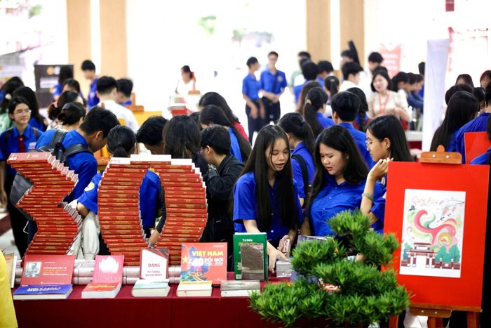 Ngày hội Văn hóa đọc trong đoàn viên, thanh niên TP Huế diễn ra sáng 11/10 tại hội trường Trường THPT Chuyên Quốc Học Huế. Sự kiện nằm trong chuỗi hoạt động nhân kỷ niệm 130 năm thành lập trường, 74 năm ngày truyền thống ngành Xuất bản Việt Nam và ngày truyền thống Hội LHTN Việt Nam. Ban tổ chức hướng tới việc thắp sáng tinh thần tự học trong thế hệ trẻ Cố đô.