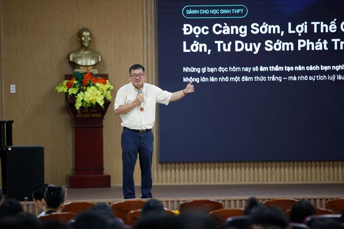 Còn ông Nguyễn Cảnh Bình, Chủ tịch HĐQT Alpha Books, so sánh việc kiên trì đọc những cuốn sách dày với bài tập rèn luyện thể lực đường dài dành cho trí não. Ông nhận định giữa dòng chảy thông tin ngắn trên các nền tảng trực tuyến, việc đọc sâu là phương pháp hiệu quả để xây dựng tư duy phản biện. Giới trẻ cần kiên nhẫn thử sức với các tác phẩm kinh điển.