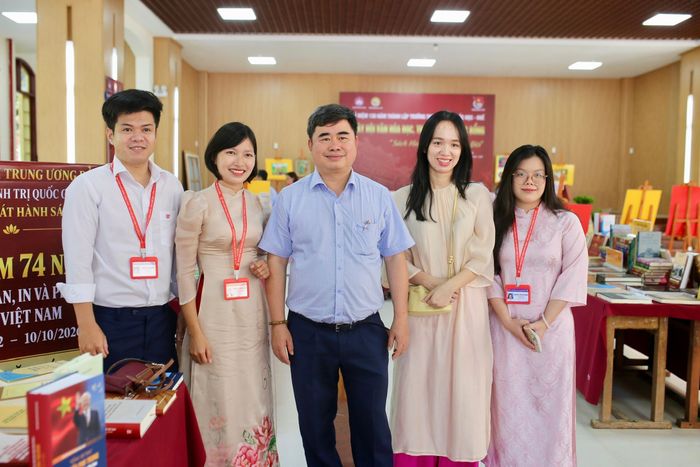 Ngày hội Văn hóa đọc trong đoàn viên, thanh niên tại TP Huế do Hội Xuất bản Việt Nam phối hợp với Thành đoàn TP Huế và Trường THPT Chuyên Quốc Học Huế tổ chức. Sự kiện có sự tham gia của học sinh các trường, các cán bộ giáo viên, đại diện các nhà xuất bản, công ty sách, tác giả, nhà nghiên cứu, diễn giả khách mời, đại diện Hội Cựu học sinh Trường Quốc Học Huế.